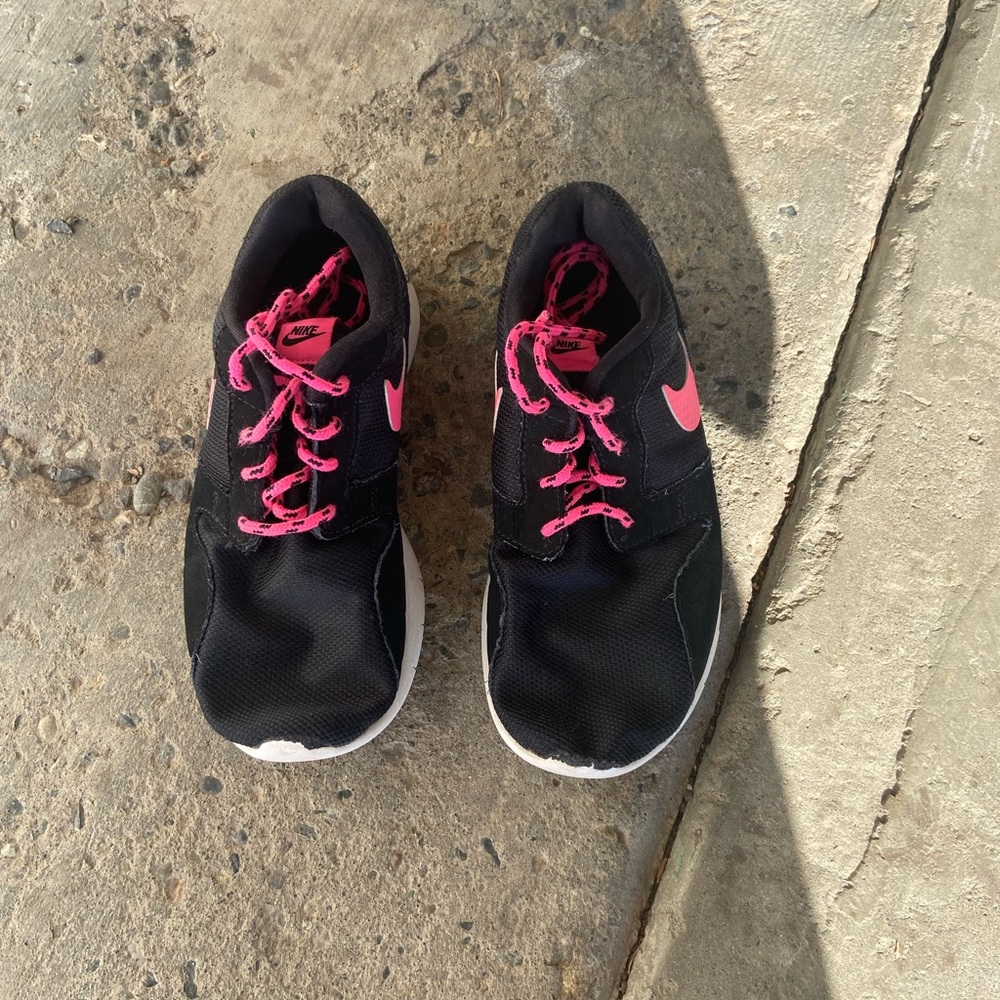 Girls Nikes - Picture 3 of 3